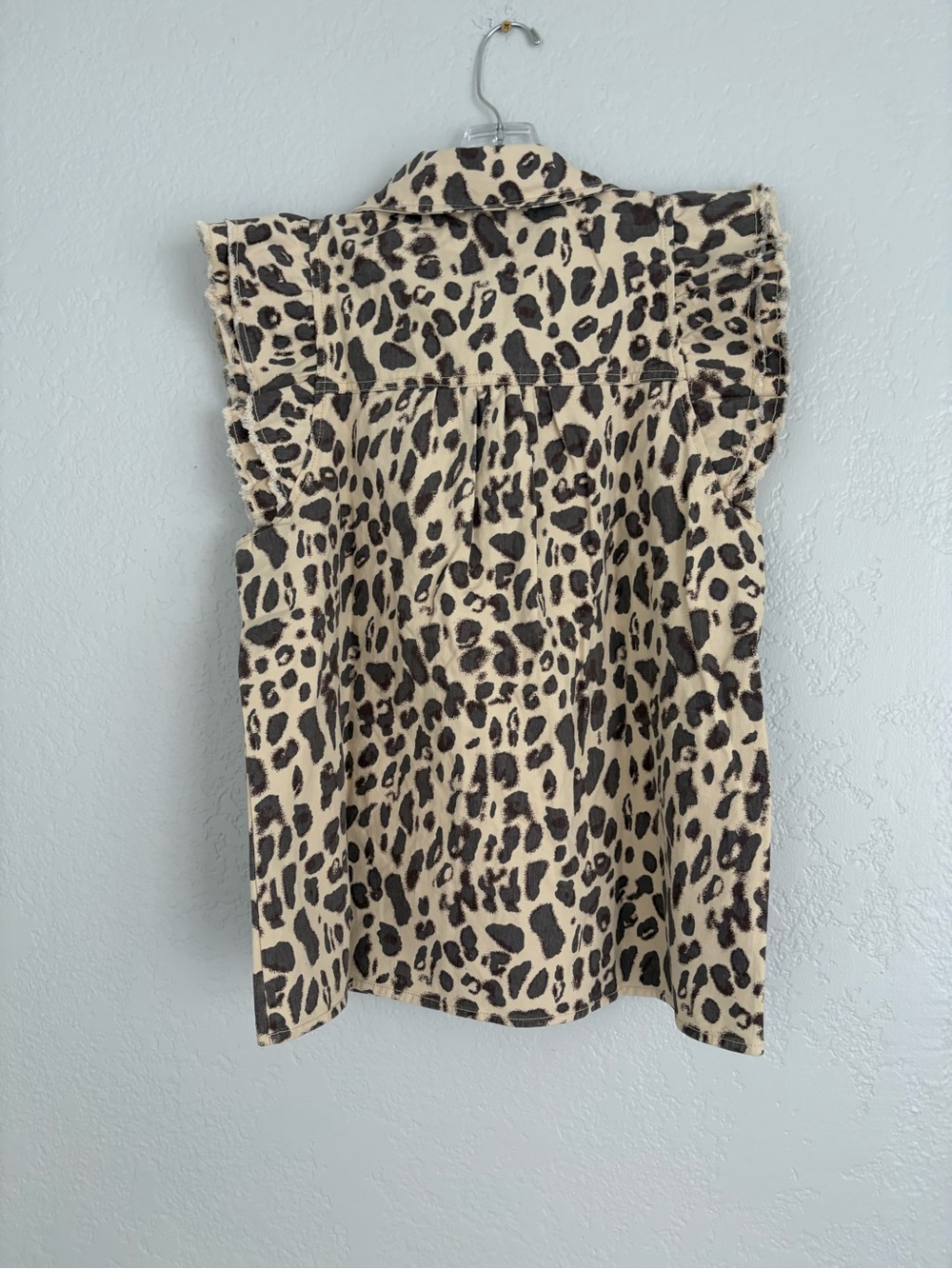 ❤️ Elegant entro Leopard-Print Sleeveless Button-Up Top - Beige & Black - Picture 7 of 8